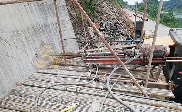 電動(dòng)潛孔鉆機(jī) 電動(dòng)潛孔鉆機(jī)