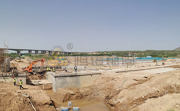 三門峽市靈寶弘農(nóng)澗河液壓壩自鉆式錨桿基礎(chǔ)加固項目全景 三門峽市靈寶弘農(nóng)澗河液壓壩自鉆式錨桿基礎(chǔ)加固項目全景