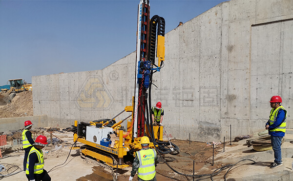 三門峽市靈寶弘農(nóng)澗河液壓壩自鉆式錨桿基礎(chǔ)加固項目鉆機施工現(xiàn)場 三門峽市靈寶弘農(nóng)澗河液壓壩自鉆式錨桿基礎(chǔ)加固項目鉆機施工現(xiàn)場