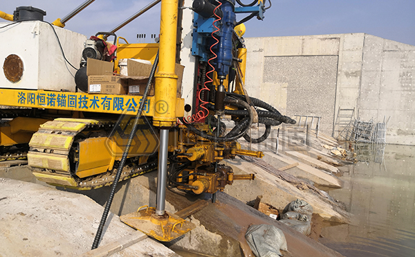 自鉆式錨桿支護:三門峽液壓壩基礎項目 自鉆式錨桿支護,自進式錨桿專用鉆機施工